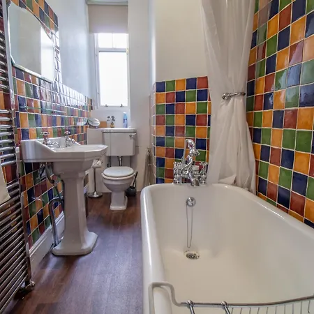 Beautiful, Traditional 2 Bed Flat W Free Parking - Pass The Keys *