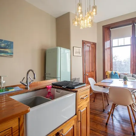 Pass The Keys Beautiful, Traditional 2 Bed Flat W Free Parking * Glasgow