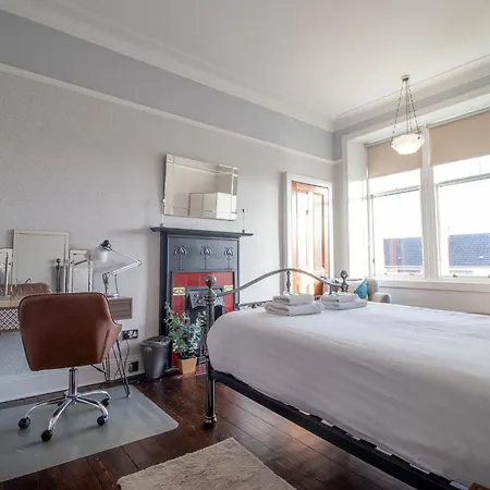 Beautiful, Traditional 2 Bed Flat W Free Parking - Pass The Keys 아파트