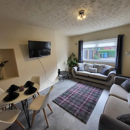 Large 3 Bed, Great For Contractors, With Private Parking Apartment