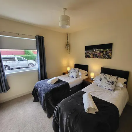 Large 3 Bed, Great For Contractors, With Private Parking Apartment *