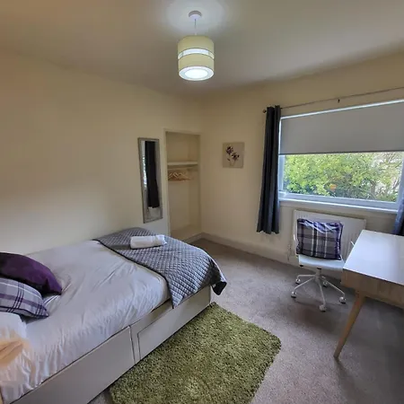 Large 3 Bed, Great For Contractors, With Private Parking Apartment *