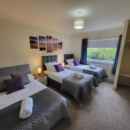 Apartment Large 3 Bed, Great For Contractors, With Private Parking *