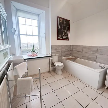 Garnethill Charm 3 Bed Flat *