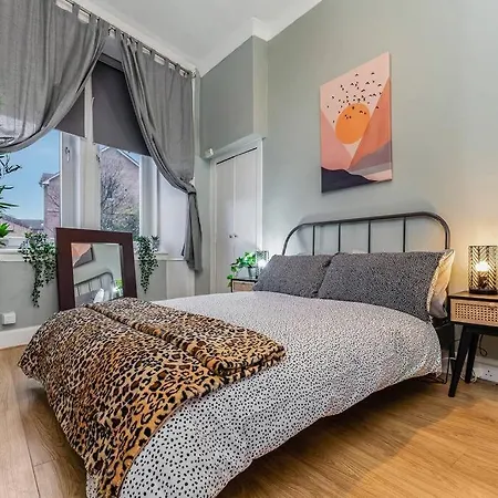 Traditional 1-bed Flat In Southside *