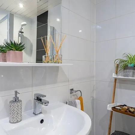 Stylish Pad With Free Private Parking Apartment Glasgow