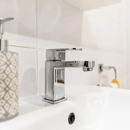 Stylish Pad With Free Private Parking