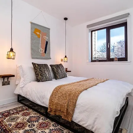 Stylish Pad With Free Private Parking Apartment *