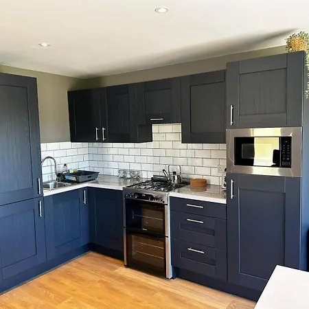 Spacious 3-bedroom On Country Estate Near - Sleeps 6 *