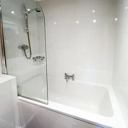 Duplex Next To Hydro With Parking * Glasgow
