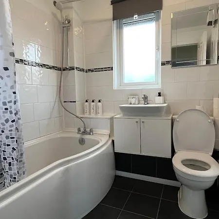 Spacious Near Glasgow