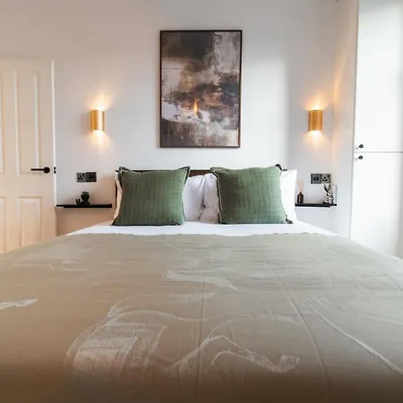 Apartament The West End Retreat - Your Luxurious 5* *
