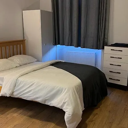 Large 3 Bed Apt Close To City, Ovo Hydro And Ibrox Stadium Apartment Glasgow