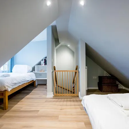 Pass The Keys 1 Bedroom Studio With A Cosy Indoor Log Fire * Glasgow