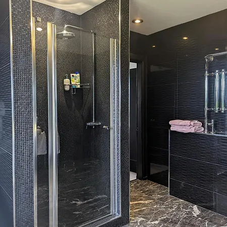 Finn Village - Loch Lomond - Black With Jacuzzi-style Bath