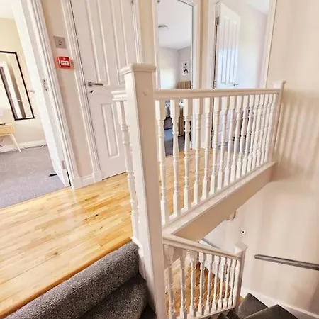 Modern 5 Bedroom Townhouse With Free Parking Feriehus