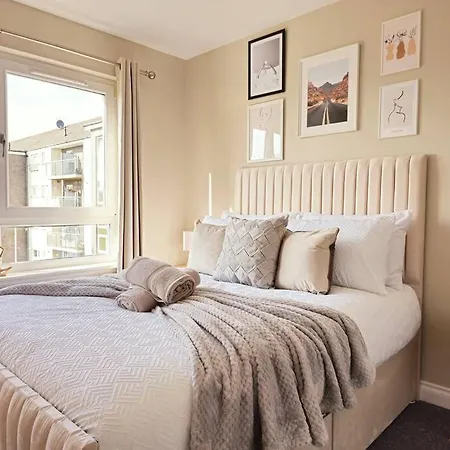 Modern 5 Bedroom Townhouse With Free Parking Glasgow