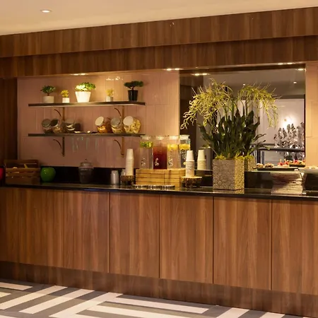 Hilton Отель 4*