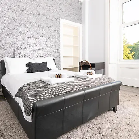 Pass The Keys Traditional 5 Bed Bellahouston Sleeps 10