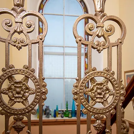 Pass The Keys Traditional 5 Bed Bellahouston Sleeps 10 3*