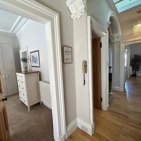 아파트 Principal Apartments - West End *