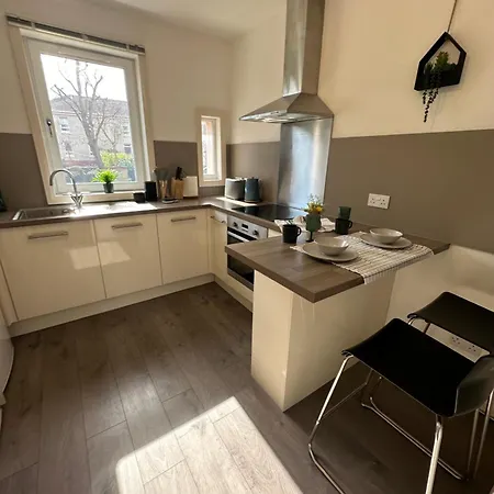 Modern Style , Separate Entrance * Glasgow