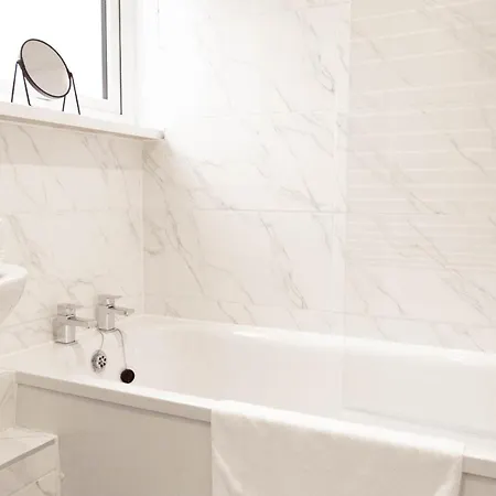 Casa de Férias 3 Bdr House At Caledonia Luxe Short Lets & Serviced *