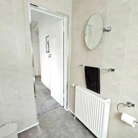 Ferienhaus Charming 3-bed Oasis-free Parking *