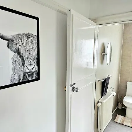 Charming 3-bed Oasis-free Parking Glasgow