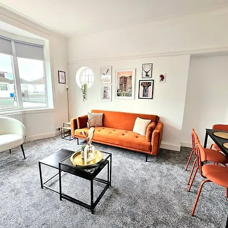 Charming 3-bed Oasis-free Parking Glasgow