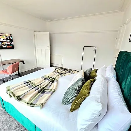 Charming 3-bed Oasis-free Parking Glasgow