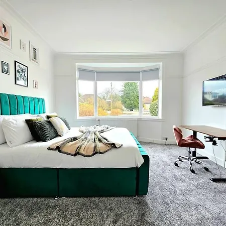 Charming 3-bed Oasis-free Parking Holiday home Glasgow