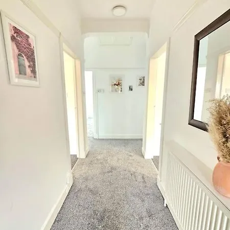 Charming 3-bed Oasis-free Parking Glasgow