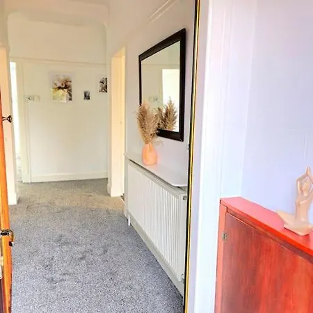 Charming 3-bed Oasis-free Parking Holiday home *