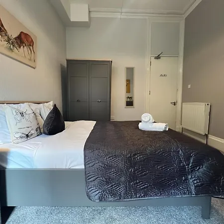 Centre 5 Bedroom Flat On Sauchiehall Street * Glasgow