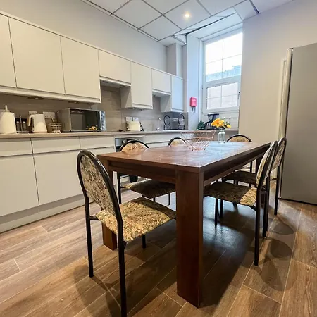 Centre 5 Bedroom Flat On Sauchiehall Street