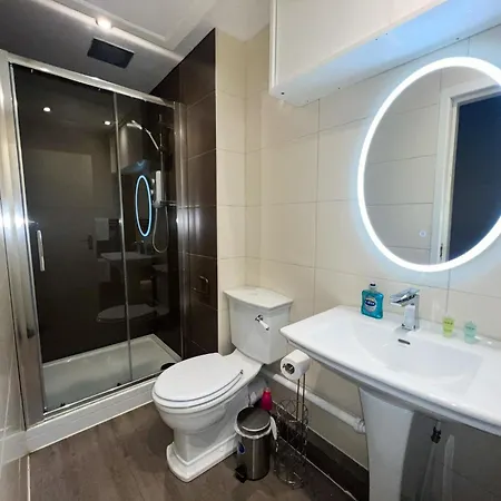 Centre 5 Bedroom Flat On Sauchiehall Street * Глазго