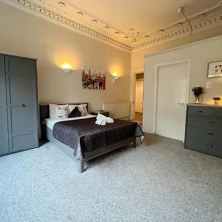 Centre 5 Bedroom Flat On Sauchiehall Street Глазго