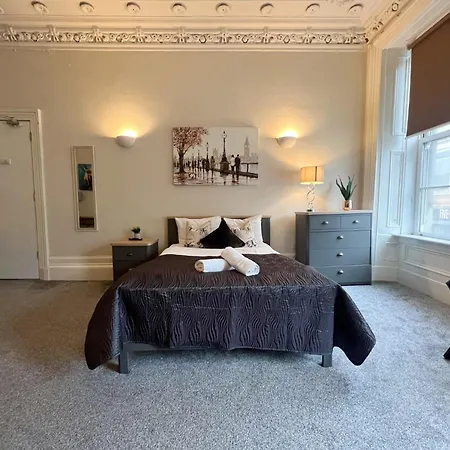 Centre 5 Bedroom Flat On Sauchiehall Street *