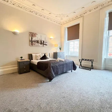 Centre 5 Bedroom Flat On Sauchiehall Street * Glasgow