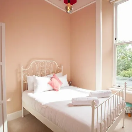 Bright Spacious 3 Bed Flat アパート *