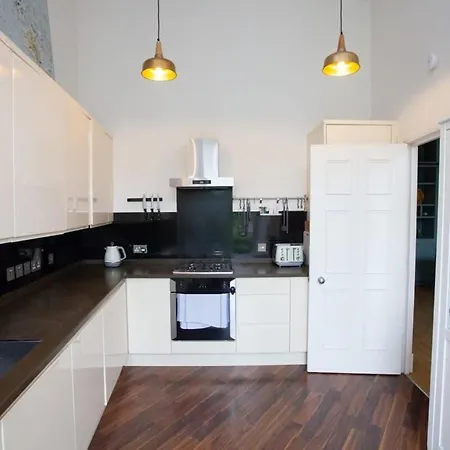 Bright Spacious 3 Bed Flat