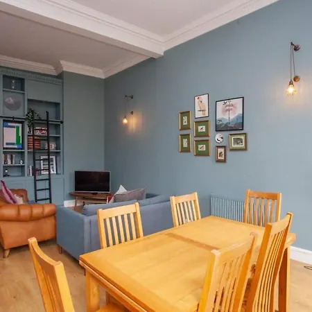 Bright Spacious 3 Bed Flat Glasgow