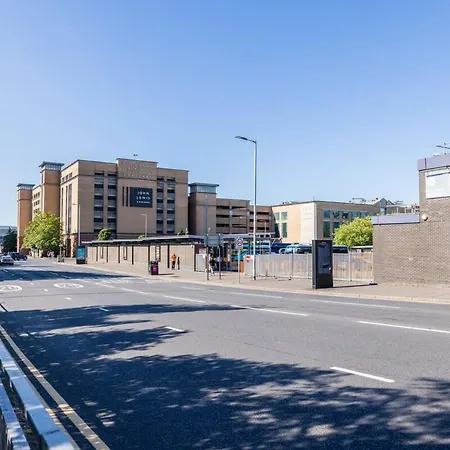 Stunning Centre 1 Bed With Free Parking Apartment *