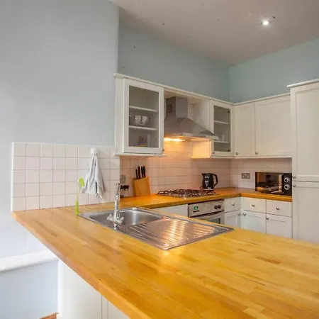 Modern, Light-filled And Sleek West End Glasgow
