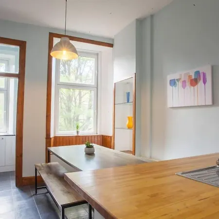 Modern, Light-filled And Sleek West End