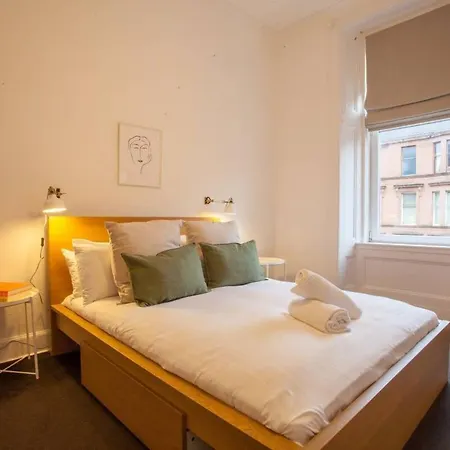 Stunning 2 Bed In Heart Of West End Apartment *