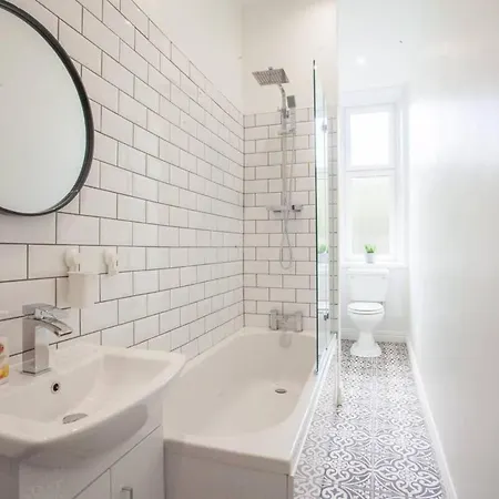 Modern, Light-filled And Sleek West End Appartement *