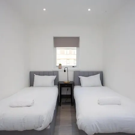 Bright Flat With Balcony And Free Parking *