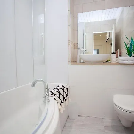 Bright Flat With Balcony And Free Parking * גלאזגו